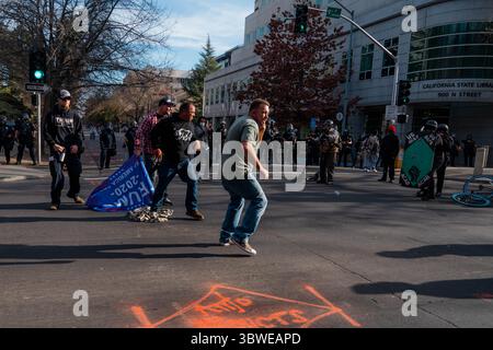 19. Dezember 2020, Sacramento, Kalifornien, USA: Rechte Demonstranten bereiten sich darauf vor, sich Antifaschisten zu nähern, von denen einige Schilde hatten. (Bild: © Jungho Kim/ZUMA Wire) Stockfoto