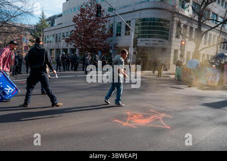 19. Dezember 2020, Sacramento, Kalifornien, USA: Rechte Demonstranten bereiten sich darauf vor, sich Antifaschisten zu nähern, von denen einige Schilde hatten. (Bild: © Jungho Kim/ZUMA Wire) Stockfoto