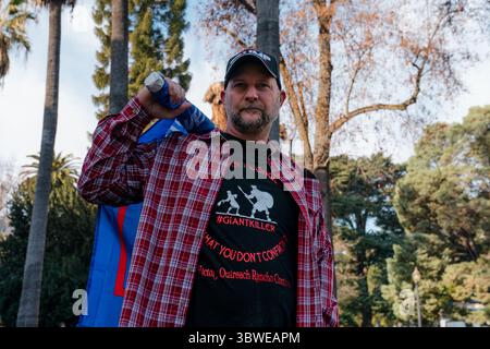 19. Dezember 2020, Sacramento, Kalifornien, USA: Ein Mann mit Trump-Flagge bereitet sich darauf vor, sich linken Demonstranten in der Nähe der kalifornischen Hauptstadt gegenüberzustellen. (Bild: © Jungho Kim/ZUMA Wire) Stockfoto