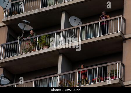 19. Dezember 2020, Sacramento, Kalifornien, USA: Die Bewohner kommen auf ihren Balkonen, um einen marsch von rund 50 linken Demonstranten zu beobachten, die an ihrem Gebäude vorbeiziehen. (Bild: © Jungho Kim/ZUMA Wire) Stockfoto