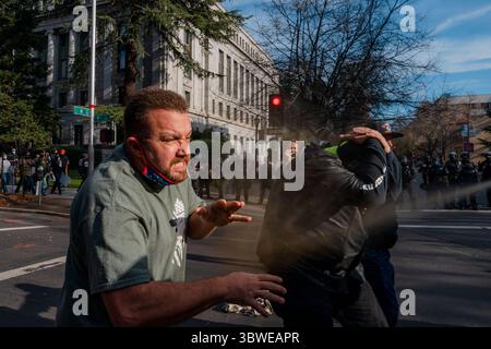 19. Dezember 2020, Sacramento, Kalifornien, USA: Rechtsradikale Demonstranten werden während einer Konfrontation mit einer Gruppe Antifaschisten mit Bärenkeule besprüht, wie die Polizei von Sacramento beobachtet. (Bild: © Jungho Kim/ZUMA Wire) Stockfoto