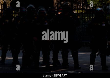 19. Dezember 2020, Sacramento, Kalifornien, USA: Das Gesicht eines Polizisten wird von der Sonne hervorgehoben, während er vor der kalifornischen Hauptstadt während der Gefechte zwischen linken und rechten Demonstranten steht. (Bild: © Jungho Kim/ZUMA Wire) Stockfoto