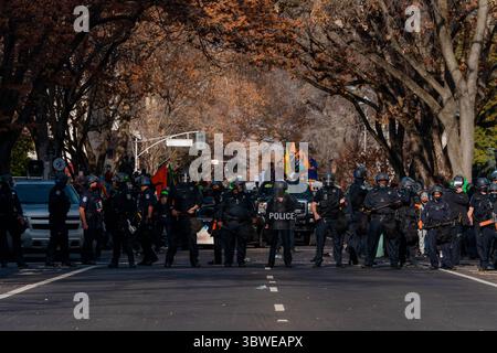 19. Dezember 2020, Sacramento, Kalifornien, USA: Polizei bildet eine Scharmützel-Linie, um rechte und linke Gruppen zu trennen. (Bild: © Jungho Kim/ZUMA Wire) Stockfoto