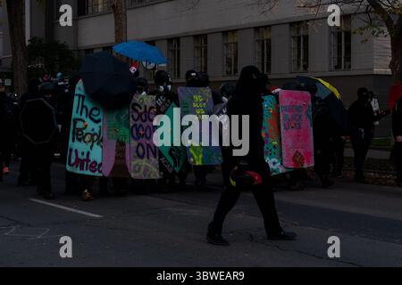 19. Dezember 2020, Sacramento, Kalifornien, USA: Antifaschisten bilden eine Schutzmauer zum Schutz vor Polizei und rechtsradikalen Demonstranten in der Nähe der kalifornischen Hauptstadt. (Bild: © Jungho Kim/ZUMA Wire) Stockfoto