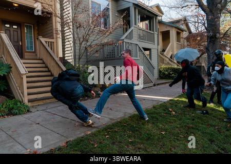 Dezember 2020, Sacramento, Kalifornien, USA: MATT, ein Bewohner von Sacramento schuftet mit einer Person aus einer Gruppe linker Demonstranten, die marschierten, um rechte Demonstranten nahe dem State Capital Building in Sacramento zu konfrontieren. (Bild: © Jungho Kim/ZUMA Wire) Stockfoto