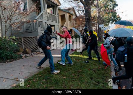 Dezember 2020, Sacramento, Kalifornien, USA: MATT, ein Bewohner von Sacramento schuftet mit einer Person aus einer Gruppe linker Demonstranten, die marschierten, um rechte Demonstranten nahe dem State Capital Building in Sacramento zu konfrontieren. (Bild: © Jungho Kim/ZUMA Wire) Stockfoto