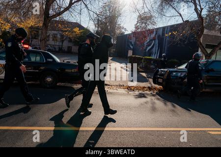 19. Dezember 2020, Sacramento, Kalifornien, USA: Ein linker Demonstrant wird nach einem Nachmittag von Zusammenstößen zwischen rechten und linken Gruppen von der Polizei festgenommen. (Bild: © Jungho Kim/ZUMA Wire) Stockfoto