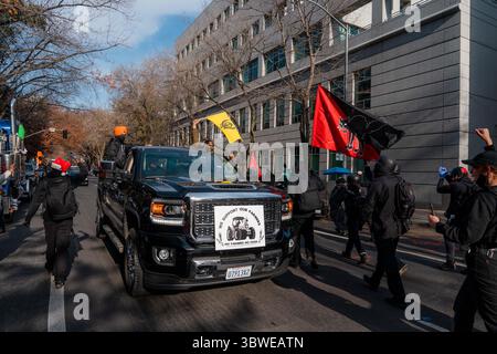 19. Dezember 2020, Sacramento, Kalifornien, USA: Antifaschisten marschieren an einem Lkw vorbei, der indische Bauern unterstützt, die gegen Agrarreformen protestieren. (Bild: © Jungho Kim/ZUMA Wire) Stockfoto