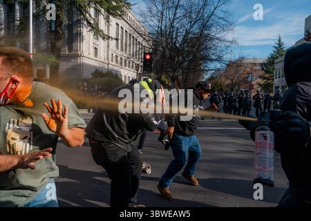 19. Dezember 2020, Sacramento, Kalifornien, USA: Rechtsradikale Demonstranten werden während einer Konfrontation mit einer Gruppe Antifaschisten mit Bärenkeule besprüht, wie die Polizei von Sacramento beobachtet. (Bild: © Jungho Kim/ZUMA Wire) Stockfoto
