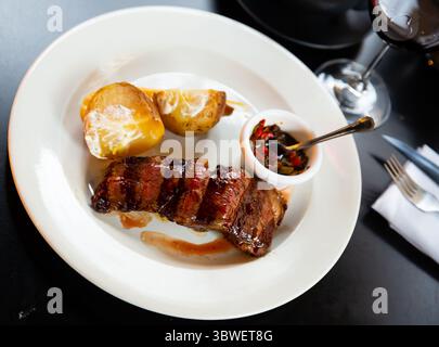 Gebratenes Kalbfleisch mit Pommes Frites und scharfer Sauce Stockfoto