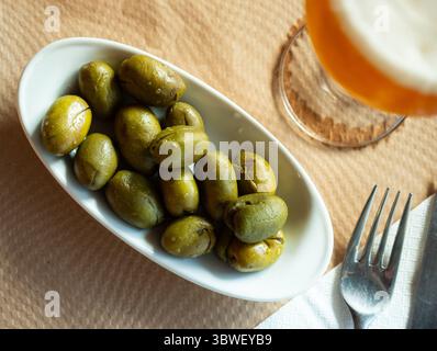 Spanische Tapas aus marinierten grünen Oliven am Teller Stockfoto