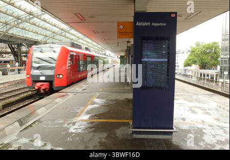 REKORDDATUM NICHT ANGEGEBEN eine S-Bahn fährt in den Hauptbahnhof Köln hinein. Köln Nordrhein-Westfalen *** Eine S-Bahn fährt in den Kölner Hauptbahnhof Köln Nordrhein-Westfalen Stockfoto
