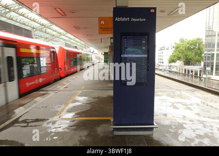REKORDDATUM NICHT ANGEGEBEN eine S-Bahn fährt in den Hauptbahnhof Köln hinein. Köln Nordrhein-Westfalen *** Eine S-Bahn fährt in den Kölner Hauptbahnhof Köln Nordrhein-Westfalen Stockfoto