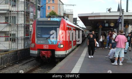 REKORDDATUM NICHT ANGEGEBEN eine S-Bahn der Linie S11 fährt in die Haltestelle Hansaring hinein. Köln Nordrhein-Westfalen *** eine S-Bahn der Linie S11 fährt bis zur Haltestelle Hansaring in Köln Nordrhein-Westfalen Stockfoto