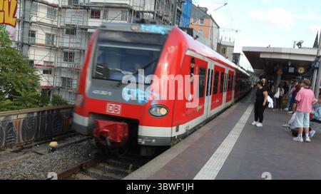 REKORDDATUM NICHT ANGEGEBEN eine S-Bahn der Linie S11 fährt in die Haltestelle Hansaring hinein. Köln Nordrhein-Westfalen *** eine S-Bahn der Linie S11 fährt bis zur Haltestelle Hansaring in Köln Nordrhein-Westfalen Stockfoto