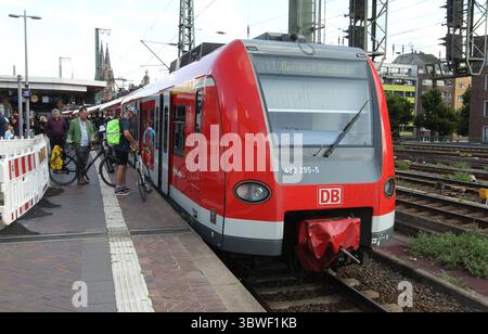 REKORDDATUM NICHT ANGEGEBEN eine S-Bahn der Linie S11 hält in der Haltestelle Hansaring. Köln Nordrhein-Westfalen *** eine S-Bahn der Linie S11 hält an der Haltestelle Hansaring Köln Nordrhein Westfalen Stockfoto