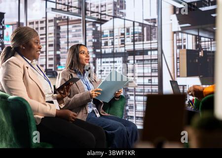 Weibliche Beamte in einem Unternehmensumfeld teilen große Ideen und Strategien für die Karriereentwicklung und erreichen Ziele. Multikulturelles Team als Beispiel für Führung und Frauenbefähigung. Stockfoto
