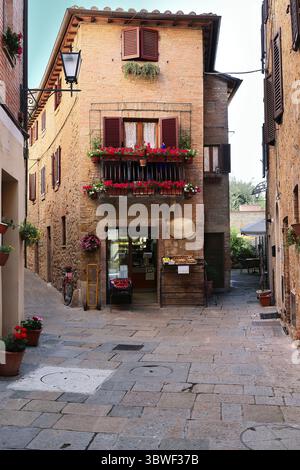 101 Eckhaus mit Blumenbalkon im UNESCO-Weltkulturerbe, Renaissance, Geburtshaus von Papst Pius II. Pienza Stadt. Siena Prov.-Toskana-Italien Stockfoto