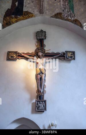 (Kruzifix von 1510) Holzskulptur Jesu Christi am Kreuz in der Kirche Överselö Stockfoto