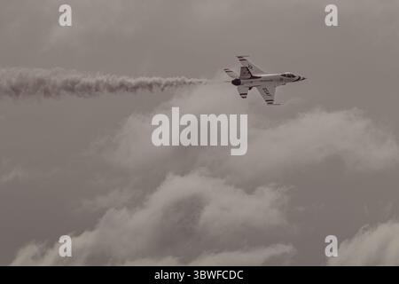 Die USAF Thunderbird No. 3 führt während der Flugshow im Mai 2025 auf der McGuire Air Force Base in New Jersey einen Solo-Pass-Schlepprauchzug durch. Stockfoto