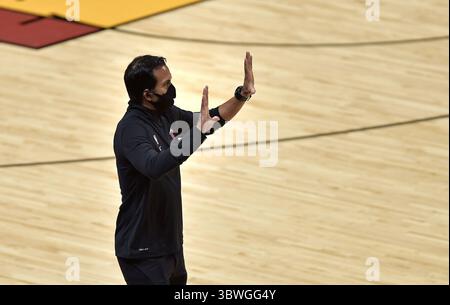 29. Dezember 2020, Miami, FL, USA: Miami Heat Coach Erik Spoelstra trainiert sein Team gegen die Milwaukee Bucks während der ersten Halbzeit am Dienstag, 29. Dezember 2020. (Kreditbild: © TNS via ZUMA Wire) Stockfoto