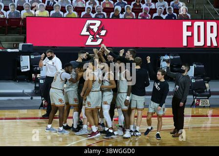 Januar 2021; Chestnut Hill, MA, USA; die Spieler der Boston College Eagles stehen im Conte Forum vor dem NCAA-Basketballspiel gegen die Boston College Eagles. Anthony Nesmith/CSM(Credit Image: &Copy; Anthony Nesmith/CSM via ZUMA Wire) Stockfoto