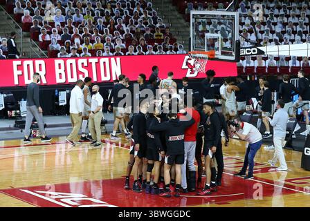 Januar 2021; Chestnut Hill, MA, USA; die Spieler der Louisville Cardinals drängen sich im Conte Forum vor dem NCAA-Basketballspiel gegen die Boston College Eagles. Anthony Nesmith/CSM(Credit Image: &Copy; Anthony Nesmith/CSM via ZUMA Wire) Stockfoto