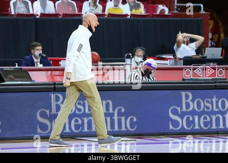 Januar 2021; Chestnut Hill, MA, USA; Chris Mack, Cheftrainer der Louisville Cardinals, reagiert während des NCAA-Basketballspiels zwischen den Louisville Cardinals und den Boston College Eagles im Conte Forum. Anthony Nesmith/CSM(Credit Image: &Copy; Anthony Nesmith/CSM via ZUMA Wire) Stockfoto