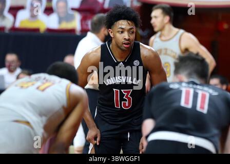 Januar 2021; Chestnut Hill, MA, USA; die Louisville Cardinals bewachen David Johnson (13) während des NCAA-Basketballspiels zwischen den Louisville Cardinals und den Boston College Eagles im Conte Forum. Anthony Nesmith/CSM(Credit Image: &Copy; Anthony Nesmith/CSM via ZUMA Wire) Stockfoto