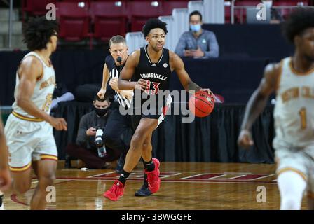Januar 2021; Chestnut Hill, MA, USA; die Louisville Cardinals bewachen David Johnson (13) während des NCAA-Basketballspiels zwischen den Louisville Cardinals und den Boston College Eagles im Conte Forum. Anthony Nesmith/CSM(Credit Image: &Copy; Anthony Nesmith/CSM via ZUMA Wire) Stockfoto