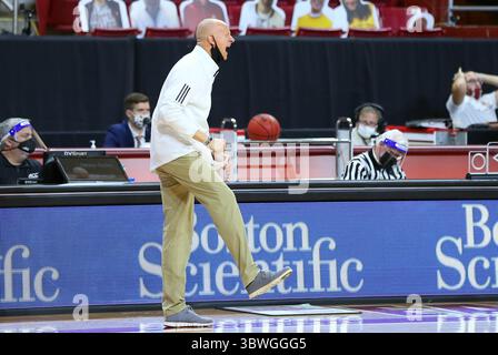 Januar 2021; Chestnut Hill, MA, USA; Chris Mack, Cheftrainer der Louisville Cardinals, reagiert während des NCAA-Basketballspiels zwischen den Louisville Cardinals und den Boston College Eagles im Conte Forum. Anthony Nesmith/CSM(Credit Image: &Copy; Anthony Nesmith/CSM via ZUMA Wire) Stockfoto