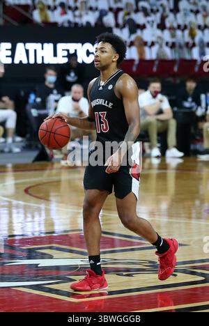 Januar 2021; Chestnut Hill, MA, USA; die Louisville Cardinals bewachen David Johnson (13) mit dem Ball während des NCAA-Basketballspiels zwischen den Louisville Cardinals und Boston College Eagles im Conte Forum. Anthony Nesmith/CSM(Credit Image: &Copy; Anthony Nesmith/CSM via ZUMA Wire) Stockfoto
