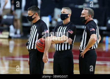 Januar 2021; Chestnut Hill, MA, USA; Spielfunktionäre während eines Auszeit-Outs während des NCAA-Basketballspiels zwischen den Louisville Cardinals und Boston College Eagles im Conte Forum. Anthony Nesmith/CSM(Credit Image: &Copy; Anthony Nesmith/CSM via ZUMA Wire) Stockfoto