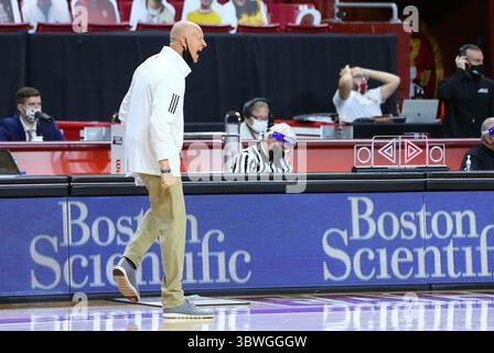 Januar 2021; Chestnut Hill, MA, USA; Chris Mack, Cheftrainer der Louisville Cardinals, reagiert während des NCAA-Basketballspiels zwischen den Louisville Cardinals und den Boston College Eagles im Conte Forum. Anthony Nesmith/CSM(Credit Image: &Copy; Anthony Nesmith/CSM via ZUMA Wire) Stockfoto