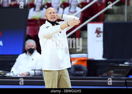 Januar 2021; Chestnut Hill, MA, USA; Chris Mack, Cheftrainer der Louisville Cardinals, reagiert während des NCAA-Basketballspiels zwischen den Louisville Cardinals und den Boston College Eagles im Conte Forum. Anthony Nesmith/CSM(Credit Image: &Copy; Anthony Nesmith/CSM via ZUMA Wire) Stockfoto