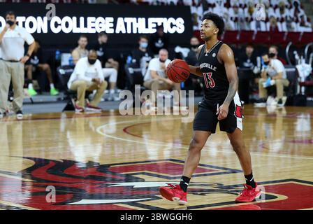 Januar 2021; Chestnut Hill, MA, USA; die Louisville Cardinals bewachen David Johnson (13) mit dem Ball während des NCAA-Basketballspiels zwischen den Louisville Cardinals und Boston College Eagles im Conte Forum. Anthony Nesmith/CSM(Credit Image: &Copy; Anthony Nesmith/CSM via ZUMA Wire) Stockfoto