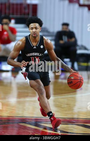 Januar 2021; Chestnut Hill, MA, USA; die Louisville Cardinals bewachen David Johnson (13) während des NCAA-Basketballspiels zwischen den Louisville Cardinals und den Boston College Eagles im Conte Forum. Anthony Nesmith/CSM(Credit Image: &Copy; Anthony Nesmith/CSM via ZUMA Wire) Stockfoto
