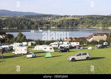 NIEDZICA, POLEN - 23. AUGUST 2024: Campingplatz, auf dem Touristen-Autos in der Nähe des Sees parken können. Reiseziel Touists Stockfoto