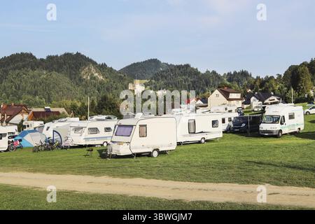 NIEDZICA, POLEN - 23. AUGUST 2024: Campingplatz, auf dem Touristen-Autos in der Nähe des Sees parken können. Reiseziel Touists Stockfoto