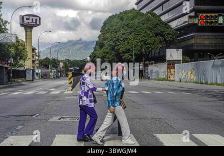 3. Januar 2021, Caracas, Miranda, Venezuela: Eine Gruppe älterer Frauen spaziert an einem Sonntagmorgen. Venezuela kehrt am kommenden Montag, dem 4. Januar, bis Sonntag, den 10. Januar, in die radikale Quarantäne zurück und nimmt das 7+7-Schema aufgrund der Entwicklung des COVID-19 im Dezember 2020 wieder auf. (Bild: © Jimmy Villalta/ZUMA Wire) Stockfoto