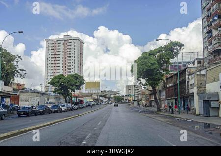 3. Januar 2021, Caracas, Miranda, Venezuela: Weitere Warteschlangen für Fahrzeuge für Benzin. Venezuela kehrt am kommenden Montag, dem 4. Januar, bis Sonntag, den 10. Januar, in die radikale Quarantäne zurück und nimmt das 7+7-Schema aufgrund der Entwicklung des COVID-19 im Dezember 2020 wieder auf. (Bild: © Jimmy Villalta/ZUMA Wire) Stockfoto