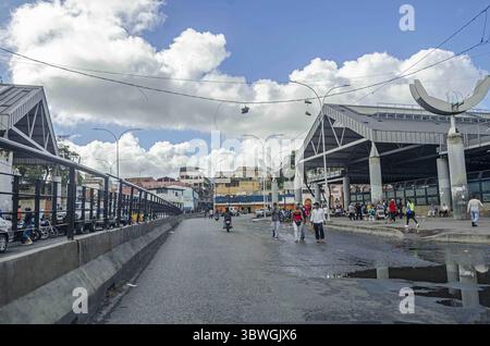 3. Januar 2021, Caracas, Miranda, Venezuela: Viele Menschen kehren nach den Weihnachtsferien und vor der radikalen Quarantänewoche nach Hause zurück. Venezuela kehrt am kommenden Montag, dem 4. Januar, bis Sonntag, den 10. Januar, in die radikale Quarantäne zurück und nimmt das 7+7-Schema aufgrund der Entwicklung des COVID-19 im Dezember 2020 wieder auf. (Bild: © Jimmy Villalta/ZUMA Wire) Stockfoto