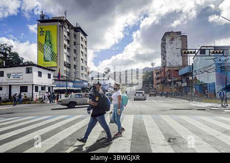 3. Januar 2021, Caracas, Miranda, Venezuela: Viele Menschen kehren nach den Weihnachtsferien und vor der radikalen Quarantänewoche nach Hause zurück. Venezuela kehrt am kommenden Montag, dem 4. Januar, bis Sonntag, den 10. Januar, in die radikale Quarantäne zurück und nimmt das 7+7-Schema aufgrund der Entwicklung des COVID-19 im Dezember 2020 wieder auf. (Bild: © Jimmy Villalta/ZUMA Wire) Stockfoto
