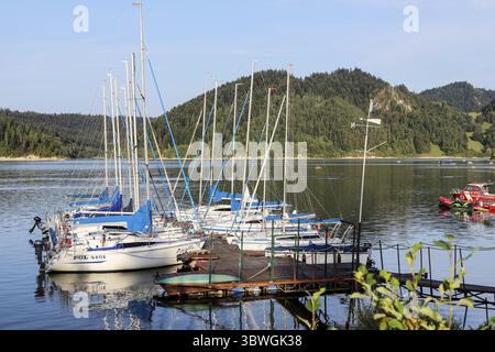 NIEDZICA, POLEN - 23. AUGUST 2024: Segelboote am Holzsteg am Czorsztynskie-See in Polen. Touristenziel Stockfoto