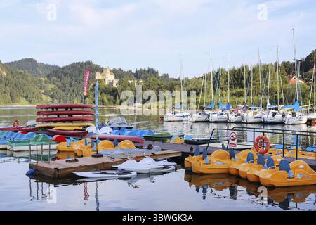 NIEDZICA, POLEN - 23. AUGUST 2024: Segelboote am Holzsteg am Czorsztynskie-See in Polen. Touristenziel Stockfoto