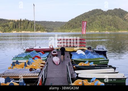 NIEDZICA, POLEN - 23. AUGUST 2024: Segelboote am Holzsteg am Czorsztynskie-See in Polen. Touristenziel Stockfoto