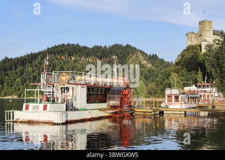 NIEDZICA, POLEN - 23. AUGUST 2024: Buntes Kreuzfahrtschiff auf dem Czorsztynskie-See, Polen. Touristenziel Stockfoto