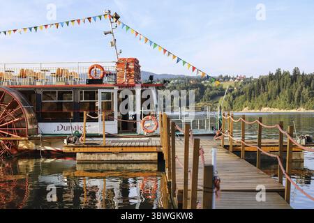 NIEDZICA, POLEN - 23. AUGUST 2024: Buntes Kreuzfahrtschiff auf dem Czorsztynskie-See, Polen. Touristenziel Stockfoto