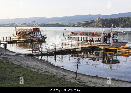 NIEDZICA, POLEN - 23. AUGUST 2024: Buntes Kreuzfahrtschiff auf dem Czorsztynskie-See, Polen. Touristenziel Stockfoto