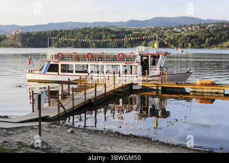 NIEDZICA, POLEN - 23. AUGUST 2024: Buntes Kreuzfahrtschiff auf dem Czorsztynskie-See, Polen. Touristenziel Stockfoto
